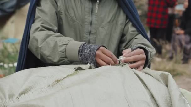 이민자들 캐노피 대화를 나누는 동안추운 수염을 남자가 캠프에서 야외에 텐트를 — 비디오