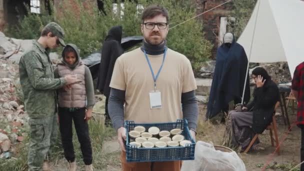 Retrato Médio Voluntário Masculino Segurando Caixa Plástico Com Comida Enlatada — Vídeo de Stock