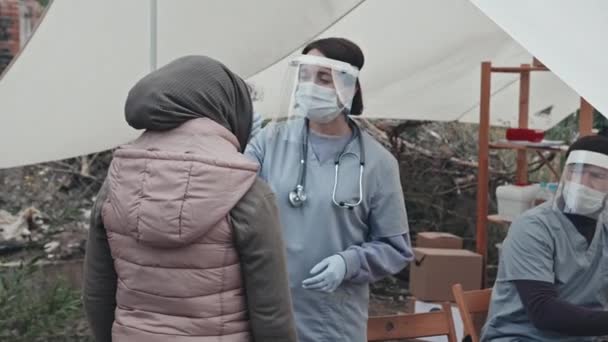 Tembakan Menengah Pekerja Medis Perempuan Dalam Pakaian Pelindung Perisai Wajah — Stok Video