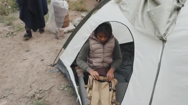 Mülteci Kampında Çadırda Oturan Yaşındaki Afro Amerikan Kızına Konserve Veren — Stok video