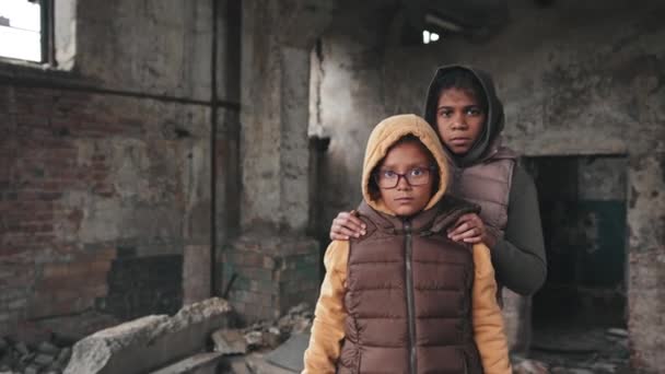 Medelporträtt Två Afroamerikanska Flyktingflickor Som Tittar Kameran Och Står Tillsammans — Stockvideo