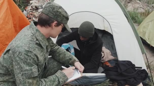 Dall Alto Scatto Medio Giovane Agente Polizia Uniforme Militare Che — Video Stock