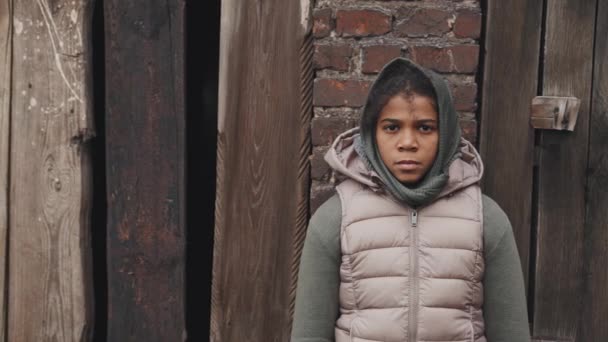Середній Крупний Портрет Сумної Самотньої Річної Афро Американської Бездомної Дівчини — стокове відео