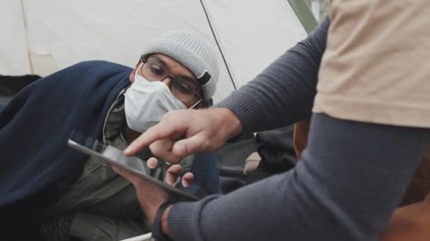 Střední Detailní Záběr Bezdomovce Míšenec Masce Sedí Uvnitř Stanu Uprchlickém — Stock video