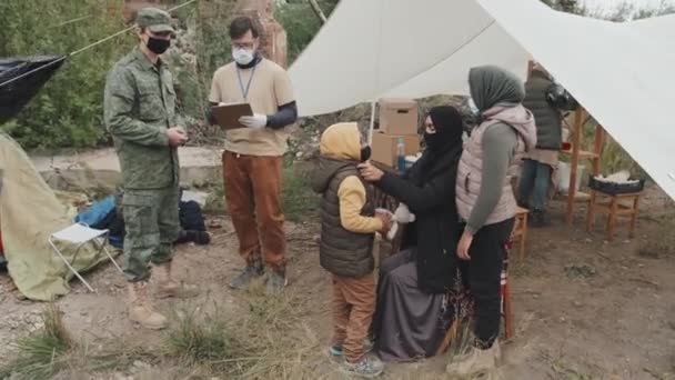 Mère Attentionnée Nihab Noir Portant Des Vêtements Chauds Sur Petite — Video