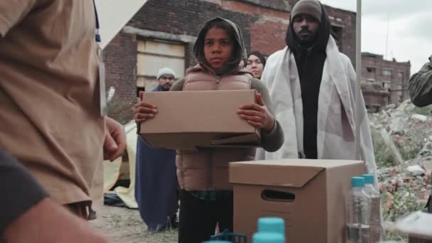 Średnie Ujęcie Afro Amerykańskiej Uchodźczyni Trzymającej Kartonowe Pudełko Zapasy Żywności — Wideo stockowe