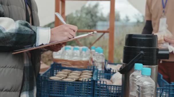 Schnappschuss Eines Sozialarbeiters Der Notizen Auf Klemmbrett Macht Während Lebensmittel — Stockvideo