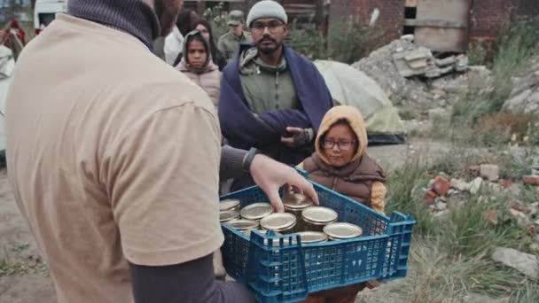 Közepes Felvétel Hajléktalan Menekült Férfiakról Nőkről Akik Sorban Állnak Konzervdobozokba — Stock videók