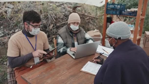 Foto Media Par Trabajadores Sociales Máscaras Faciales Sentados Mesa Debajo — Vídeo de stock