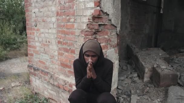 Sklon Záběr Afroamerického Bezdomovce Černé Mikině Sedí Troskách Zbouraného Domu — Stock video