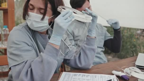 Mediano Primer Plano Los Trabajadores Médicos Cansados Quitándose Los Escudos — Vídeo de stock