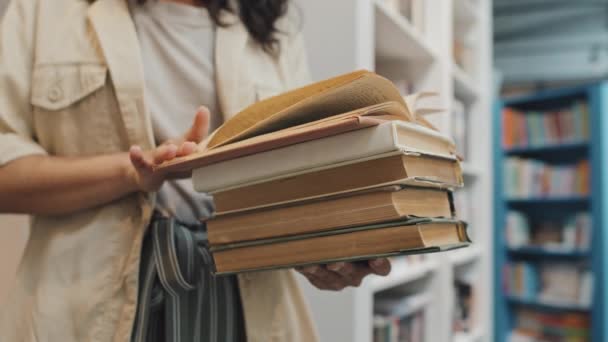 Midsection Slow Shot Estudiante Irreconocible Sosteniendo Pila Libros Girando Páginas — Vídeo de stock