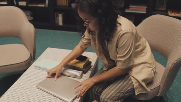 Висококутний Знімок Студентки Азіатського Університету Яка Сидить Столом Сучасній Бібліотеці — стокове відео