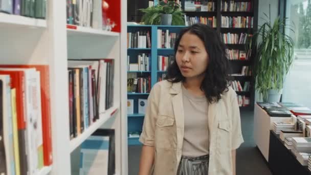 Seguimiento Lentitud Media Estudiante Asiática Ropa Casual Caminando Largo Estanterías — Vídeo de stock