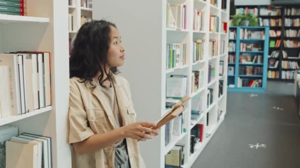 Mediana Slow Shot Reflexiva Estudiante Universitaria Asiática Apoyada Librería Pie — Vídeo de stock