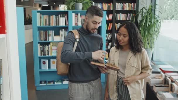 Tiro Lentitud Media Dos Jóvenes Estudiantes Universitarios Multiétnicos Discutiendo Libro — Vídeo de stock