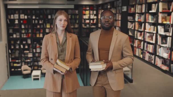 Ritratto Slow Medio Coppia Giovani Professori Universitari Multietnici Smart Casualwear — Video Stock
