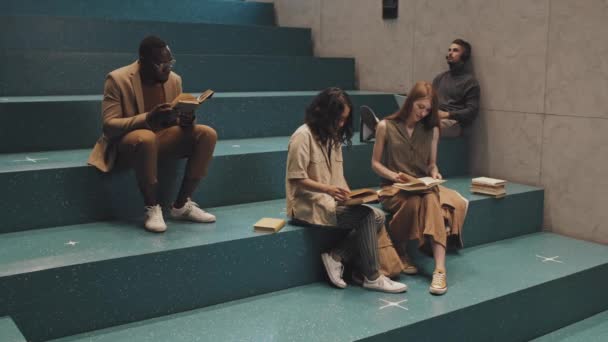 Dört Farklı Erkek Kadın Üniversite Öğrencisinden Oluşan Yavaş Çekimler Merdivenlerde — Stok video
