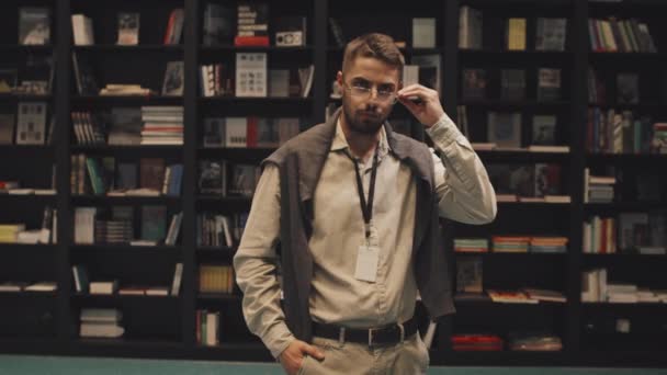 Genç Erkek Üniversite Profesörünün Modern Kütüphanedeki Konferans Sırasında Öğrencilere Günlük — Stok video