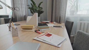 Modern büroda iş belgeleriyle dolu bir çalışma masası resmi olan insanlar yok.