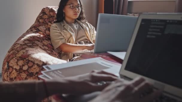 Κλίση Μέσο Slowmo Της Νεαρής Ασιάτισσας Γυναίκας Casualwear Κάθεται Άνετη — Αρχείο Βίντεο