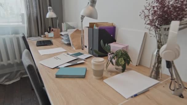 사람도 책상에 문서들을 현대의 사무실에 사진을 않았다 — 비디오
