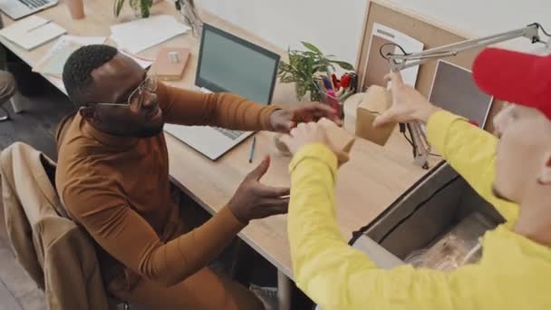 Sarı Üniformalı Bir Erkek Kuryenin Ofis Çalışanlarına Yemek Götürdüğü Çantasından — Stok video