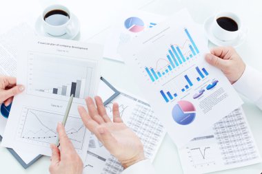 Pazarlama analizi sırasında iş ortakları