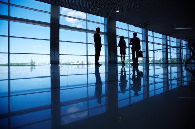 pencerenin kenarında duran Ofis çalışanları