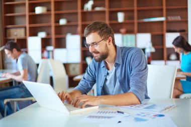 ofiste ağ iş adamı