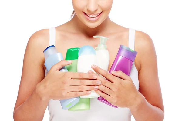 Mujer sosteniendo botellas — Foto de Stock