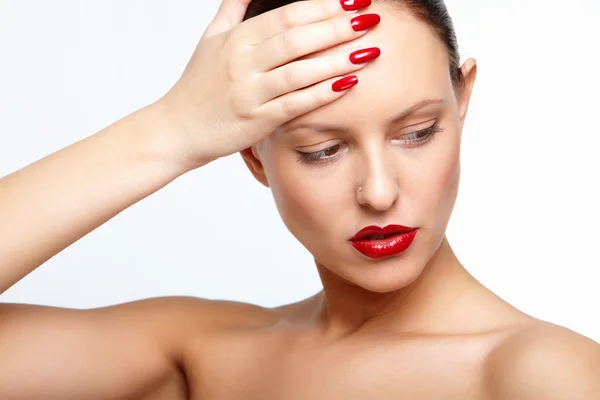 Vrouw met rode lippen en nagels — Stockfoto