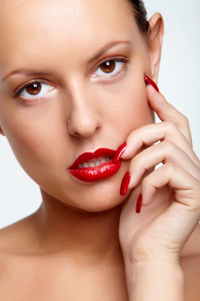 Kvinna med röda läppar och naglar — Stockfoto