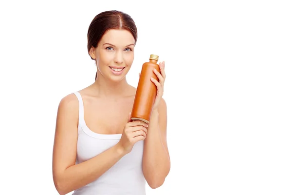 Frau zeigt Sonnenschutz-Körperlotion — Stockfoto