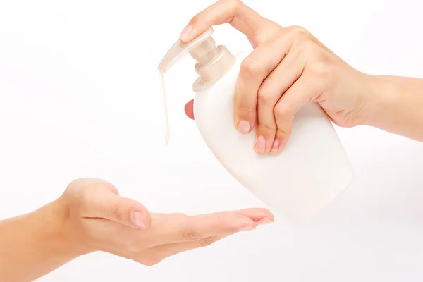 Kobieta ręce pompowania mydło w płynie — Zdjęcie stockowe