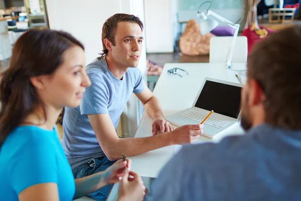 Businesspartner bij vergadering — Stockfoto