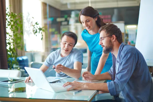 Geschäftspartner diskutieren Daten im Laptop — Stockfoto