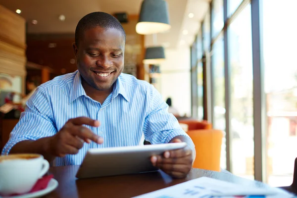 Hombre usando tableta digital en la cafetería — Foto de Stock