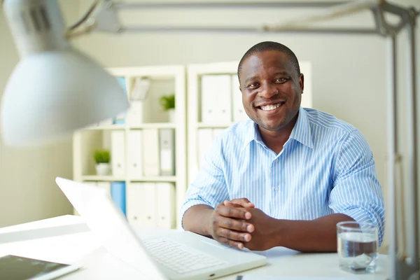 Empresario en el lugar de trabajo — Foto de Stock