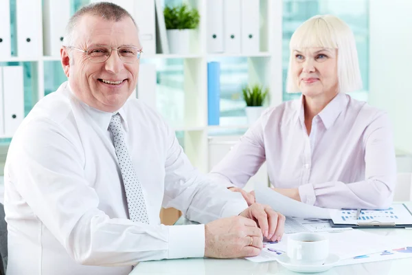 Boss sorridente con donna matura — Foto Stock