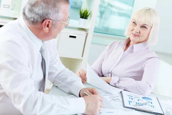 Zakenvrouw kijken naar haar partner — Stockfoto