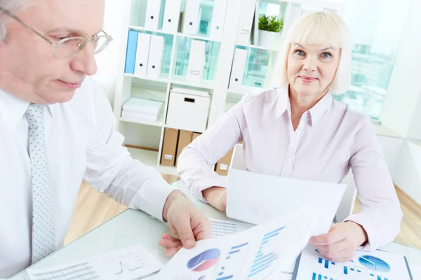 Geschäftsfrau arbeitet mit Partner zusammen — Stockfoto