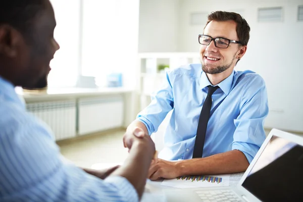 Homens de negócios handshaking — Fotografia de Stock