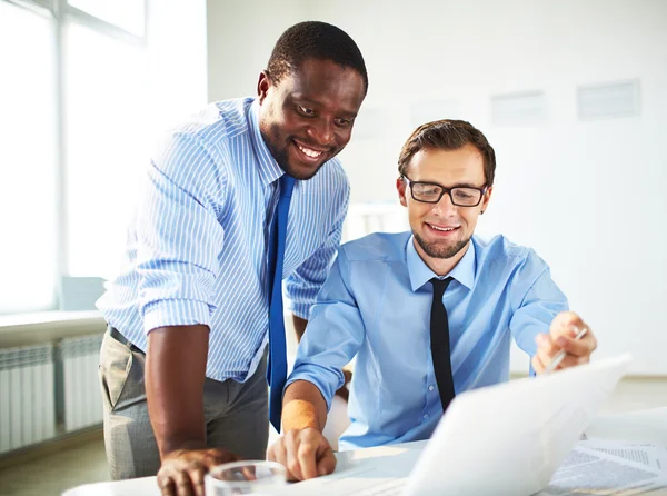 Geschäftsleute nutzen Laptop — Stockfoto