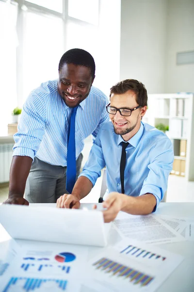 Affärsmän med laptop — Stockfoto