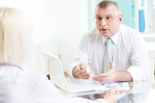 Uomo d'affari guardando il suo partner — Foto Stock