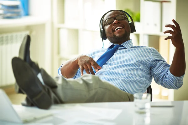 Empresário ouvindo música — Fotografia de Stock