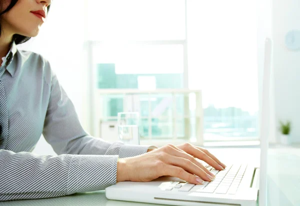 Señora de negocios escribiendo en el ordenador portátil — Foto de Stock