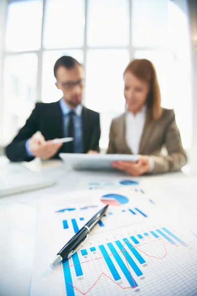 Documento y pluma en el lugar de trabajo —  Fotos de Stock