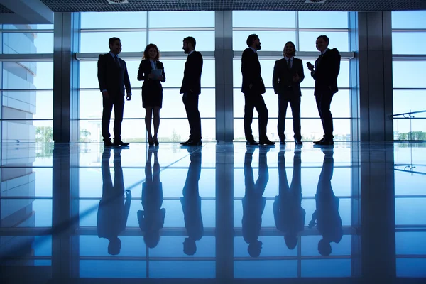 Employés de bureau debout près de la fenêtre — Photo